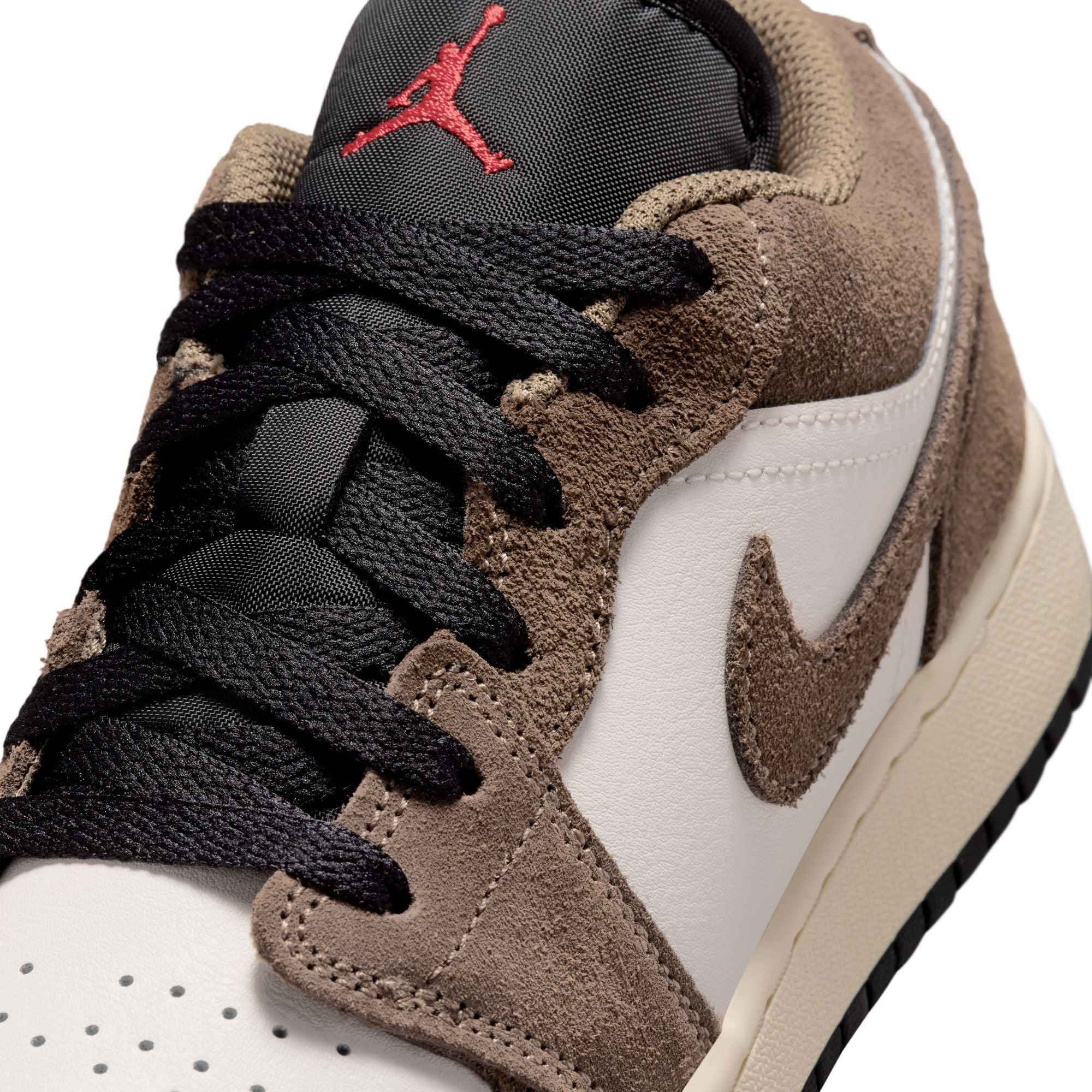 Palomino/black-phantom-sail Sneakers on a white background