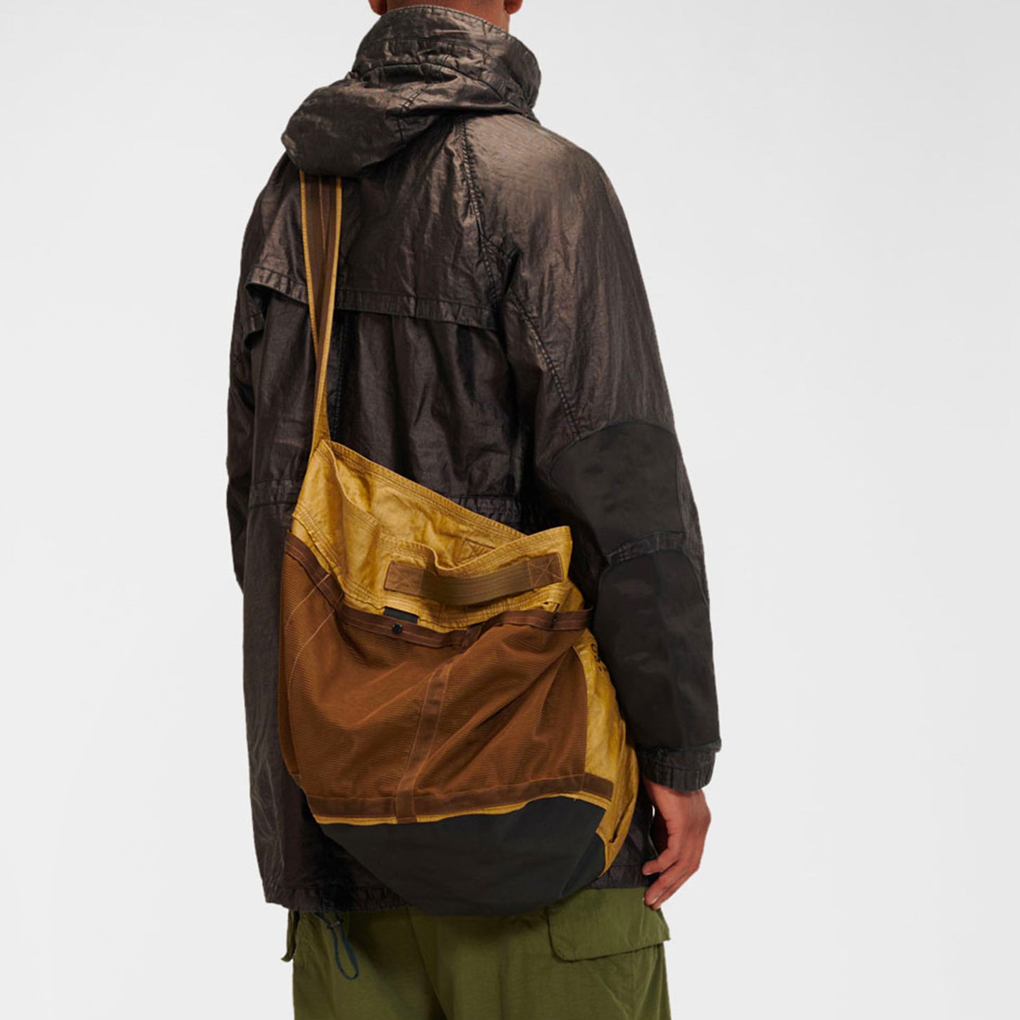 C.P. COMPANY CLARKS ORIGINALS ショルダーバッグ C.P. Company x Clarks Crossbody bag – Extra Butter